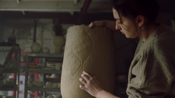 Artesana está modelando jarrón grande — Vídeo de stock