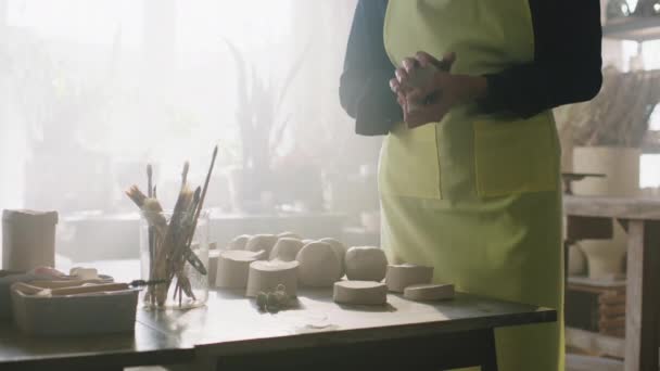 Mujer está trabajando en taller de cerámica — Vídeos de Stock