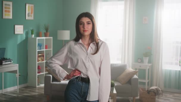 Portretul unei tinere în tricou alb — Videoclip de stoc