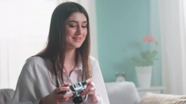 Kadın Retro Kamerayı Deniyor
