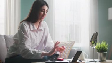 Kadın Blogcu Kozmetik 'i Çevrimiçi Gösteriyor