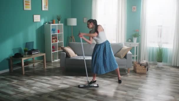 Mujer está bailando con fregona en casa — Vídeos de Stock