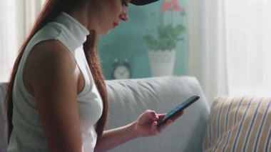 Şapkalı Kadın Cep Telefonu Kullanıyor