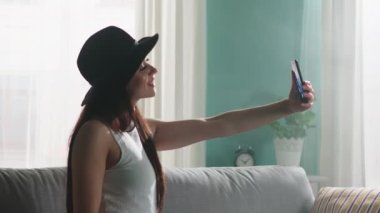 Genç Kadın Video Başvurusu Kaydediyor