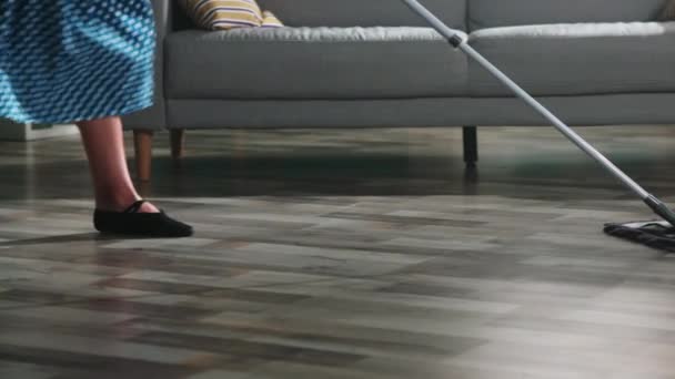 Piernas femeninas en negro Zapatos de baile piso de limpieza — Vídeo de stock
