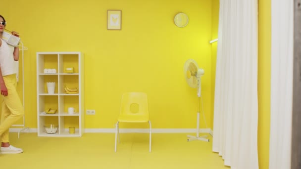 Giovane donna sta ballando nella stanza gialla — Video Stock