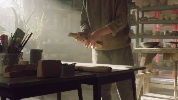 Kobieta kształtuje surowe gliny w pracowni garncarskiej — Wideo stockowe