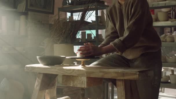 Kadın Potter, Çömlekçi Tekerleği 'ne Çamur Parçası Koyuyor — Stok video