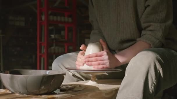 Potter är att forma våt lera på Potters Wheel — Stockvideo