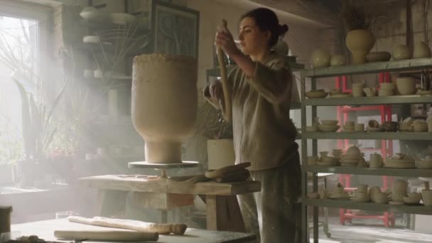Kobieta kształtuje ściany wazonu z surowego gliny — Wideo stockowe