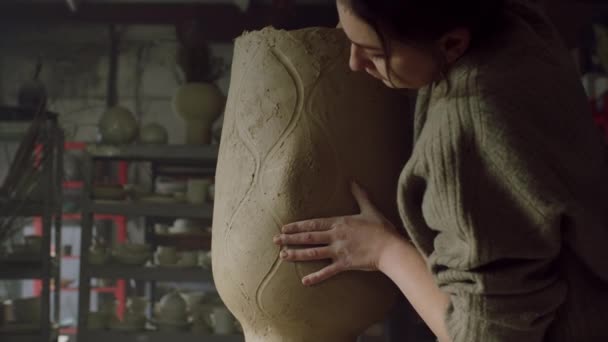 女工匠正在雕琢美丽的花瓶 — 图库视频影像