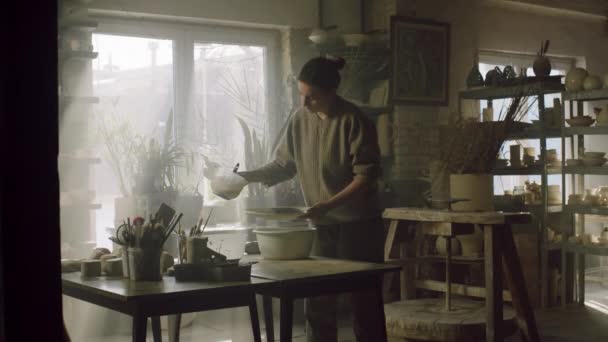 Νεαρή γυναίκα γυαλίζει μεγάλο πιάτο — Αρχείο Βίντεο