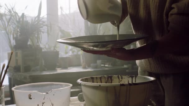 陶瓷师正在创作独特的金属板 — 图库视频影像