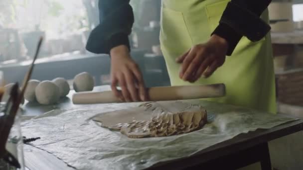 Çiğ bir kil parçasını düzleştirmek — Stok video