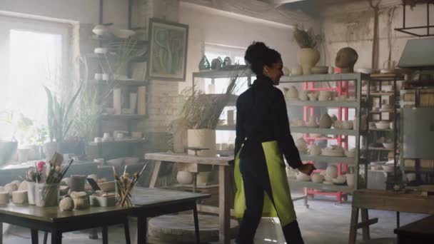 Kobieta Potter tańczy sam w studio — Wideo stockowe