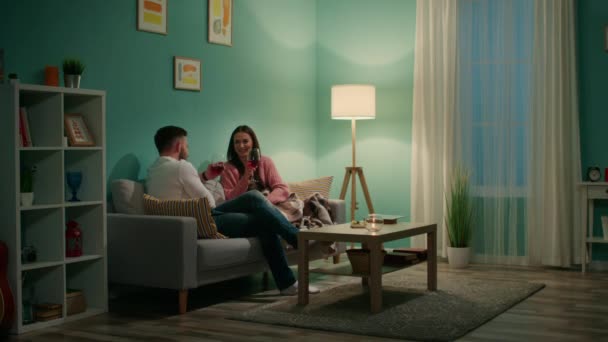 Молодая пара проводит романтический вечер дома — стоковое видео