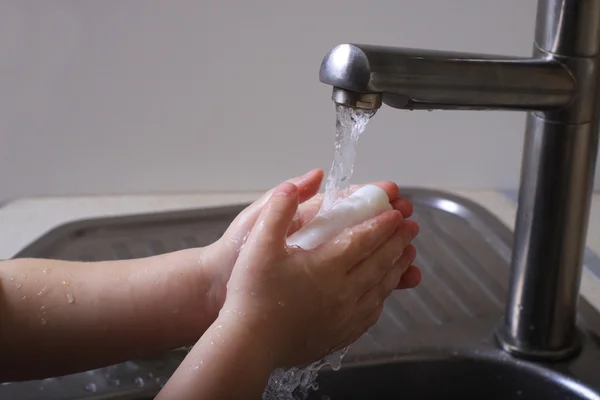 su ve sabunla ellerinizi yıkayın