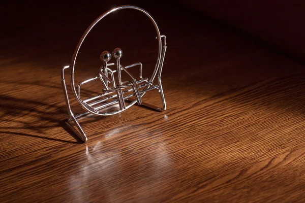 Sevgi dolu bir çift Metal heykelciği