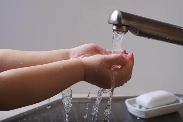 su ve sabunla ellerinizi yıkayın