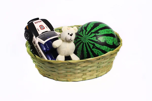 Bir sepet içinde yığılmış oyuncaklar