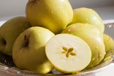 Plaka üzerinde tatlı organik elma