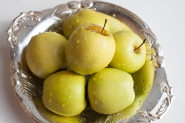 elma bir plaka üzerinde