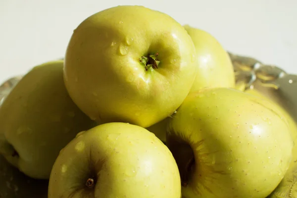 Plaka üzerinde tatlı organik elma