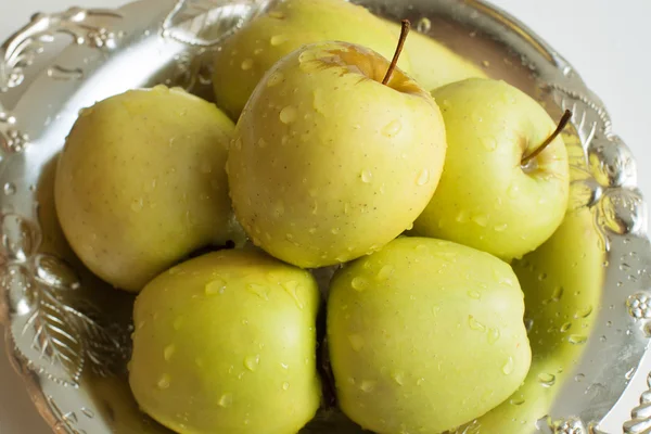 Plaka üzerinde tatlı organik elma