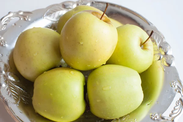 Plaka üzerinde tatlı organik elma