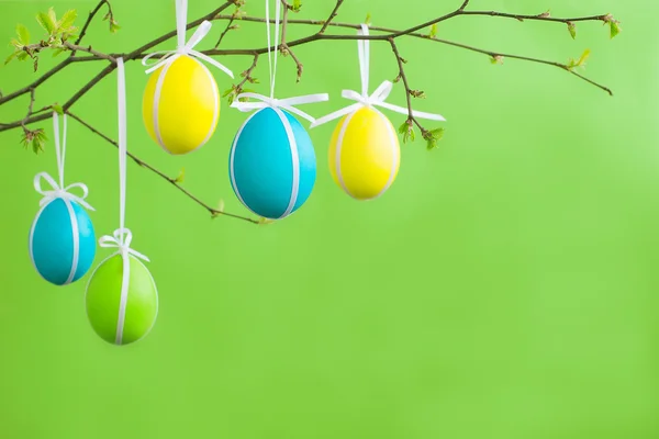 Paskalya yumurtaları bir şerit üzerinde askıya alınır