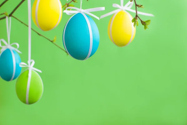 Yeşil arka planda paskalya yumurtaları