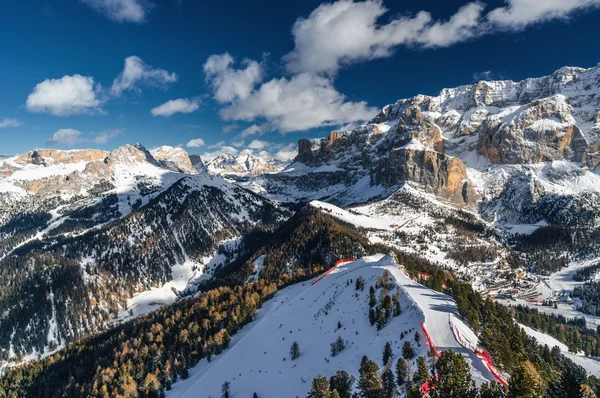 Güneşli Dolomites görünümünden Chiampinoi bakış açısı.