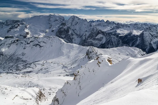 Sonniger Blick auf die Dolomiten vom Passo Pordoi. — Stockfoto