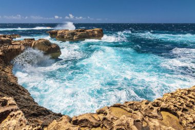 Gozo, Malta kayalık sahil Dwejra koyunda kabaran dalgalar tatilinde.