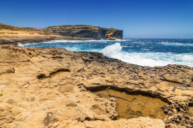 Gozo, Malta kayalık sahil Dwejra koyunda kabaran dalgalar tatilinde.