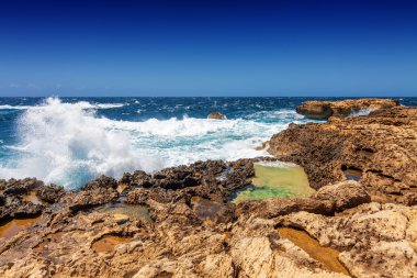 Gozo, Malta kayalık sahil Dwejra koyunda kabaran dalgalar tatilinde.