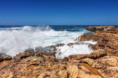 Gozo, Malta kayalık sahil Dwejra koyunda kabaran dalgalar tatilinde.