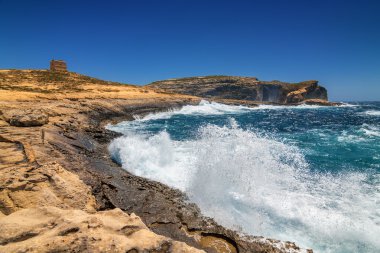 Gozo, Malta kayalık sahil Dwejra koyunda kabaran dalgalar tatilinde.