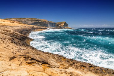 Gozo, Malta kayalık sahil Dwejra koyunda kabaran dalgalar tatilinde.