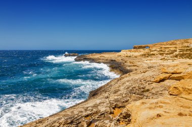 Gozo, Malta kayalık sahil Dwejra koyunda kabaran dalgalar tatilinde.