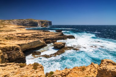 Pencerenin üst kısmındaki doğal Arch Azure Gozo, Malta üzerinden Akdeniz deniz güneşli görünümü.