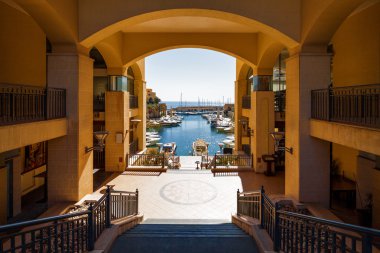 Güneşli San Julien, Malta modern karmaşık görünümünü.