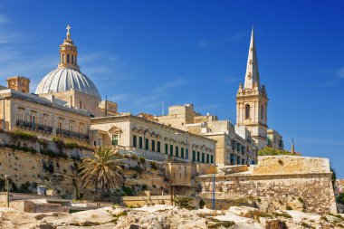 Valletta denizden üzerinde güzel güneşli manzara.