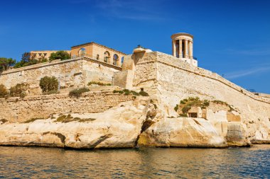 Kuşatma Bell savaş anıtının deniz güneşli görünümü.