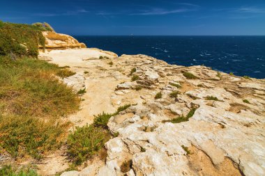 Güneşli Akdeniz görünümünden bir yere Malta'da kayalık bakış açısı.