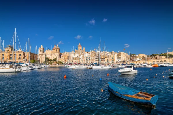 Vitorlás hajó, a háttérben a jacht a kikötőben, Valletta, Málta. — Stock Fotó