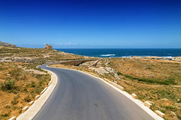 Dwejra bay Gozo, Malta için güneşli yol.