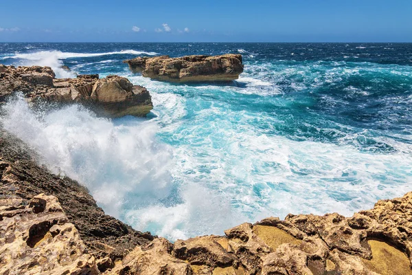 Gozo, Malta kayalık sahil Dwejra koyunda kabaran dalgalar tatilinde.