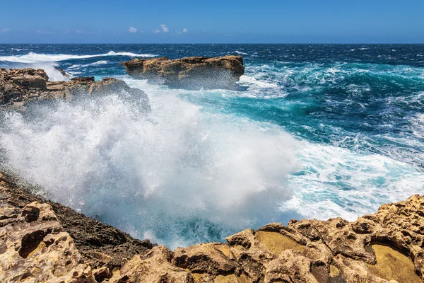 Gozo, Malta kayalık sahil Dwejra koyunda kabaran dalgalar tatilinde.