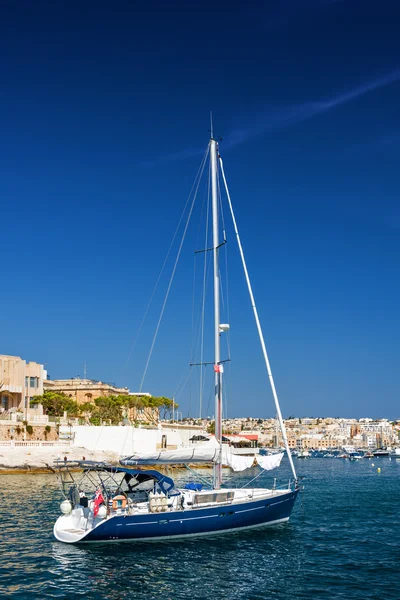 Hermoso yaht en el puerto de La Valeta en Malta . — Foto de Stock